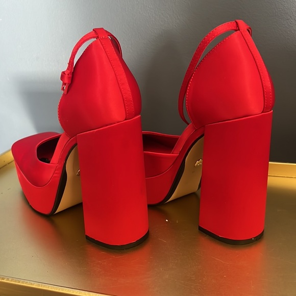 Red Platforms - Picture 4 of 7